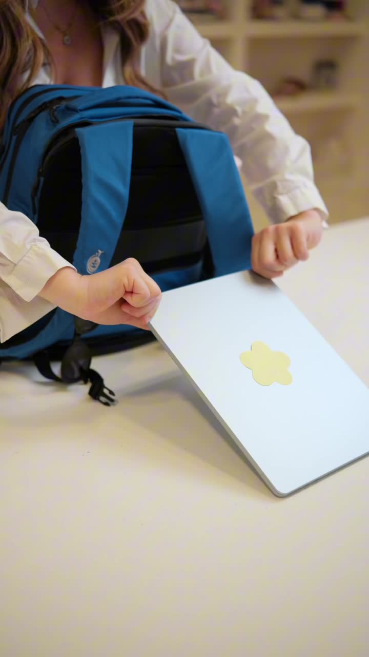 Inserimento del computer nello scomparto dedicato di Fly Smart